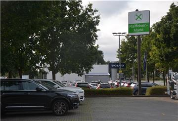 Das Volvo-Autohaus (hinten) in Spaden will seine Flächen auf das Gebiet des ehemaligen Raiffeisenmarktes erweitern. Der Schiffdorfer Bauausschuss hat jetzt grünes Licht dafür gegeben.