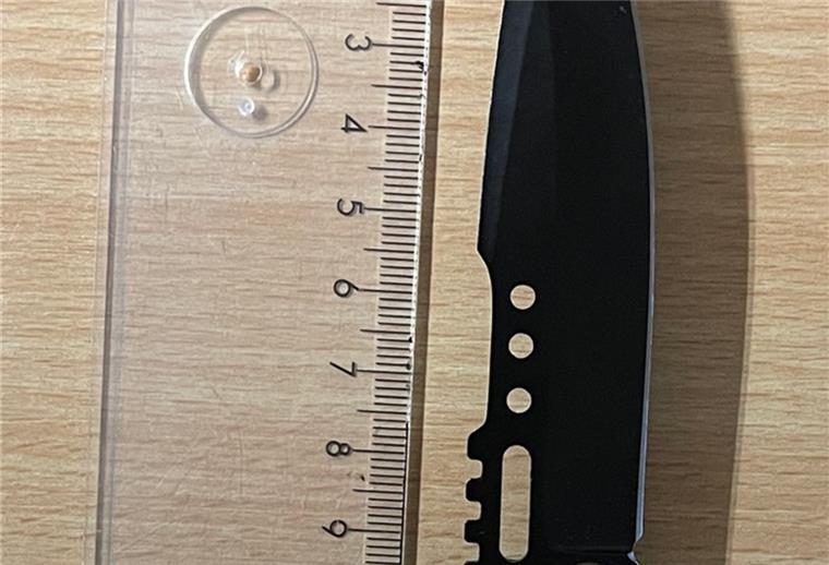 Gyhum: Polizei entdeckt verbotenes Springmesser Das von der Polizei sichergestellte verbotene Springmesser hatte eine Länge von mehr als zehn Zentimetern.