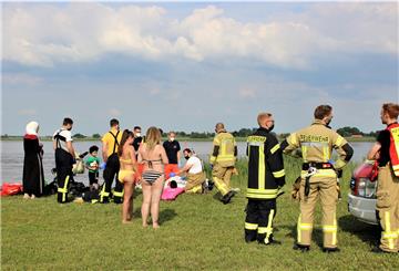 Das von der Weserströmung mitgerissene Kind konnte von seinem Vater und anderen Familienangehörigen aus dem Wasser befreit werden.