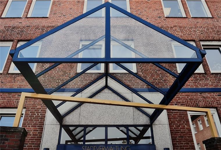 Das Vordach zum Stadthaus ist ein typisches Beispiel für den verspielten Stil der Postmoderne. Hinter den Türen wird sich ab 2027 einiges ändern. Foto Bergmann