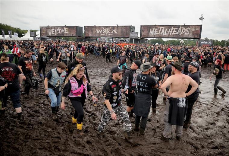 Wacken versinkt im Schlamm - Zehntausende mussten abreisen Metal-Fans warten an einem der Eingänge auf die Öffnung des Festivalgeländes.