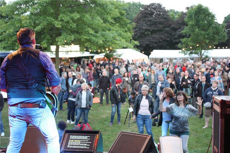 Kultfestival "Lubi Rockt" in Lunestedt steht vor dem Aus Das war die Lubi-Rockt-Welt noch in Ordnung: Dean Collins während seines Auftrittes im Jahr 2017.