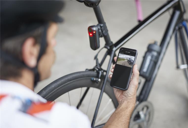 Videotechnik für Radler: Dashcam zeichnet im Ernstfall auf Das war knapp: Die Garmin Varia RCT716 zeichnet auf, wenn Fahrzeuge gefährlich nahe gekommen sind und dokumentiert wie eine Dashcam im Auto Unfälle. Die Sequenzen lassen sich auf dem Smartphone anschauen.