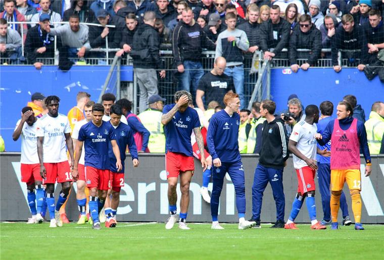 Hamburger SV erlebt ein weiteres Debakel Das war nichts: Die Hamburger Spieler verlassen nach der Partie das Feld.