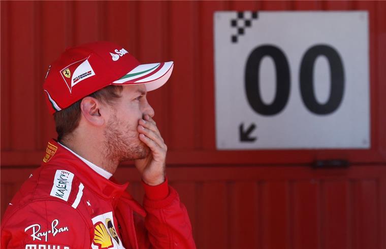 Das war nichts: Sebastian Vettel vom Team Ferrari steht nach der Qualifikation im Fahrerlager.