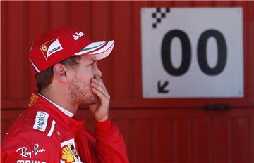 Das war nichts: Sebastian Vettel vom Team Ferrari steht nach der Qualifikation im Fahrerlager.