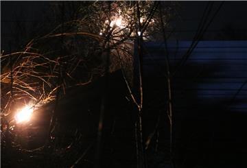 Das war schon recht spektakulär als der Baum auf die Oberleitung traf.