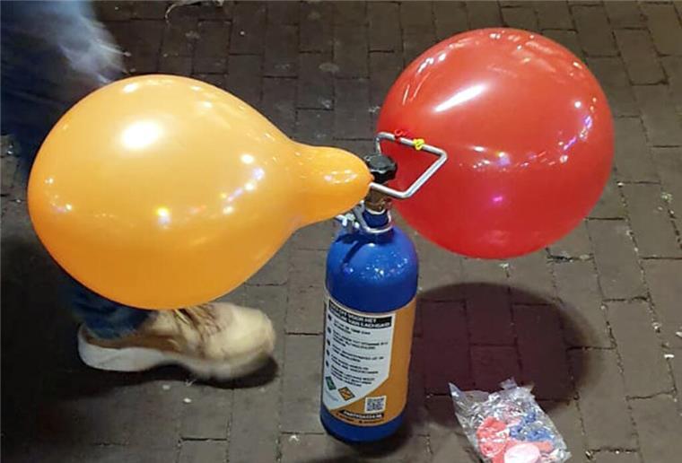 Luftballons werden mit Lachgas befüllt.