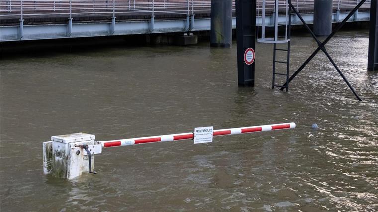 Starkwind bringt schwere Sturmflut an Elbe, Weser und Ems Das Wasser der Elbe überspült bei Hochwasser einen Parkplatz in Hamburg-Övelgönne.