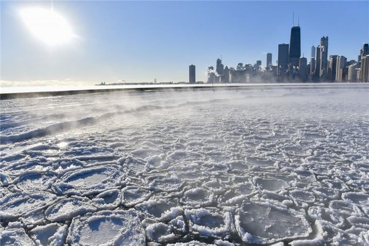 Zu Silvester Kältewarnungen für 70 Millionen Amerikaner Das Wasser des Lake Michigan ist am North Avenue Beach in Chicago (USA) gefroren. In Chicago herrschen derzeit zweistellige Minusgrade.