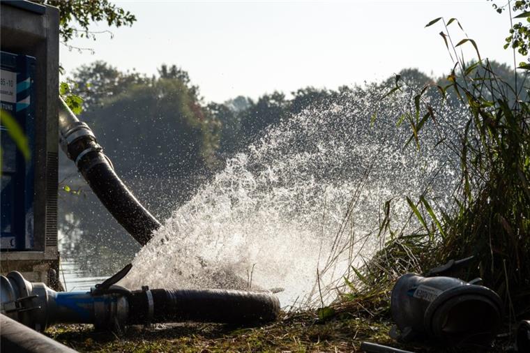 Das Wasser des Tietjensees bei Schwanewede wird vom Technischen Hilfswerk für eine Weile zurückgepumpt. Die Bremer Polizei will den See nach der Leiche einer jungen Frau absuchen, um einen 25 Jahre zurückliegenden Kriminalfall aufzuklären.