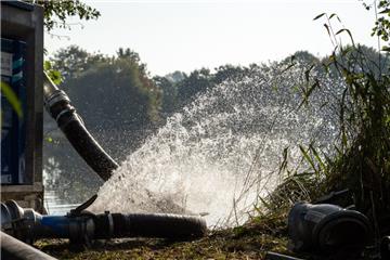 Das Wasser des Tietjensees bei Schwanewede wird vom Technischen Hilfswerk für eine Weile zurückgepumpt. Die Bremer Polizei will den See nach der Leiche einer jungen Frau absuchen, um einen 25 Jahre zurückliegenden Kriminalfall aufzuklären.