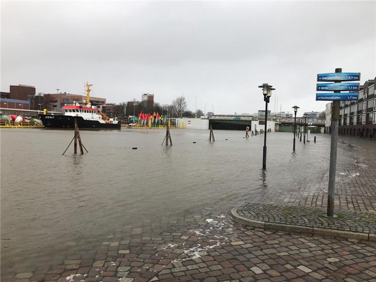 Das Wasser ist im Bereich  Weserfähre in Bremerhaven über die Uferkante getreten.