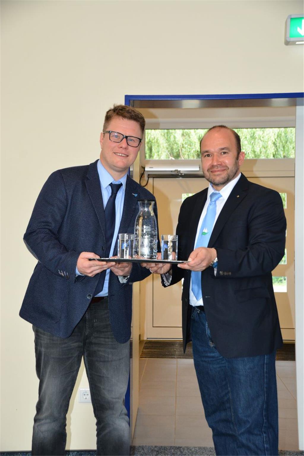 Das Wasser tragen Matthias Rinas (rechts, Foto Seelbach) und Lars Haidinger vom ...