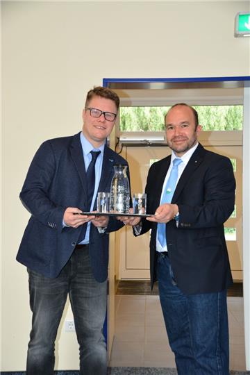 Das Wasser tragen Matthias Rinas (rechts, Foto Seelbach) und Lars Haidinger vom ...