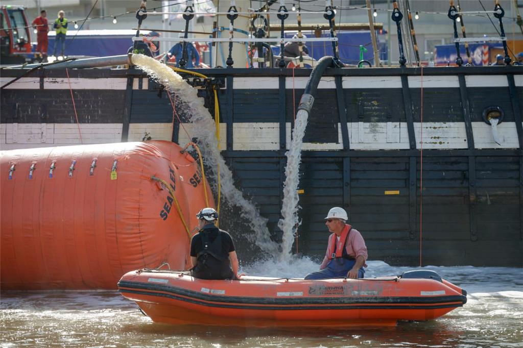 Das Wasser wird in Massen aus der „Seute Deern“ gepumpt. Foto: Schimanke