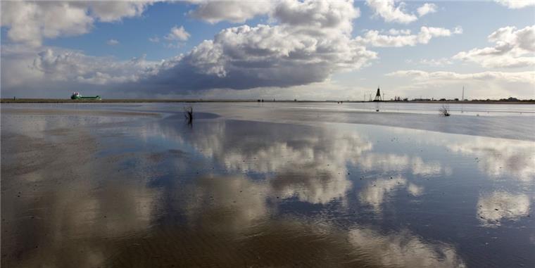 Hier soll nach Öl gebohrt werden Das Wattenmeer ist Weltnaturerbe. Greenpeace protestiert dagegen, das der Ölkonzern Dea hier nach Ölvorkommen bohren will.