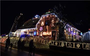 Das Weihnachtshaus in Calle zieht viele Besucher an. Es steht direkt an einer Landstraße bei Bruchhhausen-Vilsen an. 