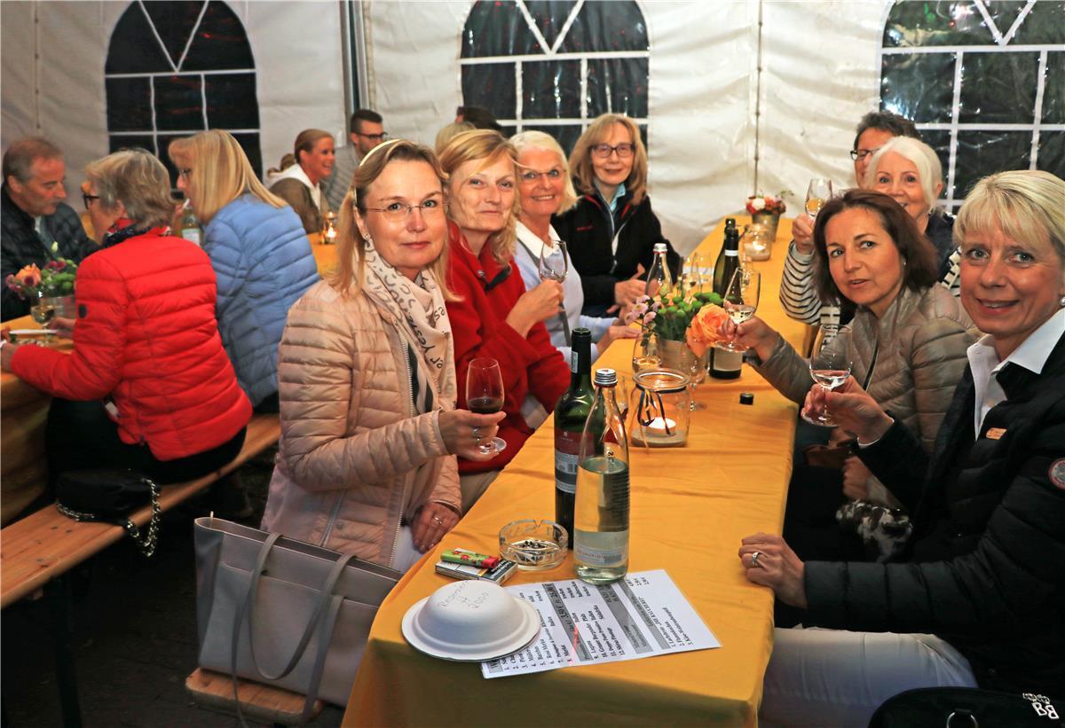 Vorfreude ist die beste Freude: Zevener Weinfest erst wieder 2021 Das Weinfest hat sich in Zeven etabliert. Die Besucher schätzen die besondere Atmosphäre, auf die sie sich nun aber etwas länger freuen können: Für 2020 ist die Veranstaltung abgesagt.