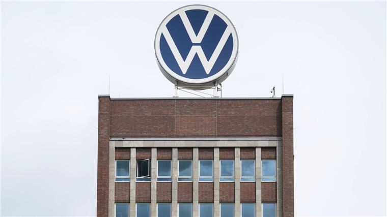 Dienstwagen für Top-Manager: VW verhängt Porsche-Verbot Das weiß-blaue VW-Logo steht auf dem Dach vom Markenhochhaus auf dem Gelände vom VW Werk Wolfsburg.