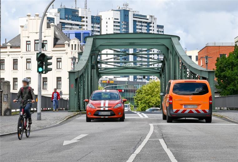 Verkehr rollt wieder: Die Alte Geestebrücke ist wieder frei Autos auf der Alten Geestebrücke.