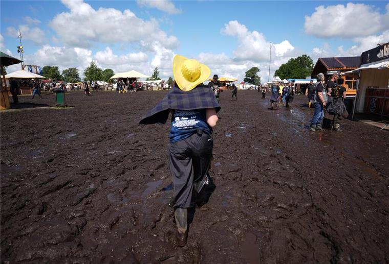 Regenmassen verwandeln Wacken in Schlammfeld Das Wetter tut dem Wacken Open Air keinen Abbruch.