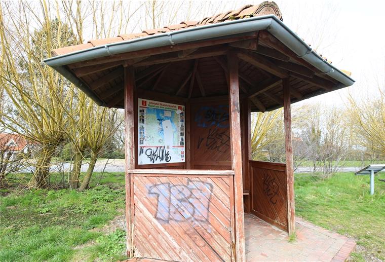 Rastplatz in Stollhamm: Vandalismus statt Pflege Das Wetterhäuschen und die darin angebrachte Informationstafel sind verunstaltet worden - eine Wand wurde eingetreten.