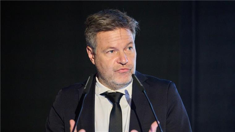Bundesregierung will „vernünftige“ KI-Regulierung „Das Wichtigste ist jetzt, eine vernünftige KI-Verordnung auf der europäischen Ebene hinzubekommen“, sagt Bundeswirtschaftsminister Robert Habeck (Grüne).