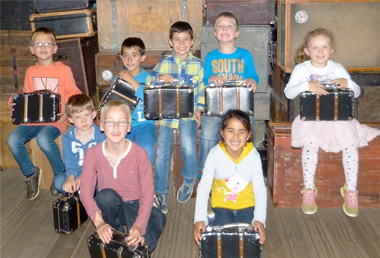Auswandererhaus: Am Kindergeburtstag auf Zeitreise gehen Kinder mit Koffern im Auswandererhaus