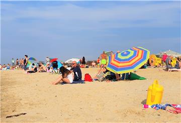 Das Wochenende am Strand in Cuxhaven war heiß und voll. Trotzdem haben die Menschen in Duhnen überwiegend darauf geachtet, die Abstandsregeln einzuhalten.
