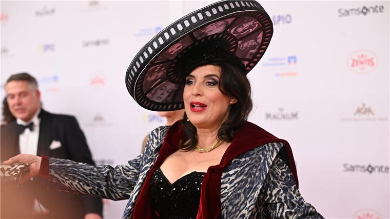 Das wohl auffälligste Outfit des Abends: Elena Uhlig mit Filmrollen-Hut.