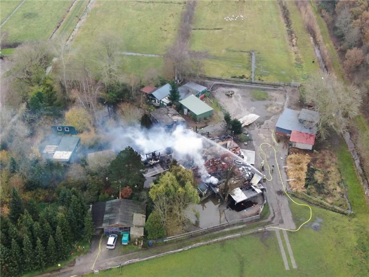 Feuer in Stadland: Eine Person verstorben, eine wird vermisst Das Wohnheim für pflegebedürftige Menschen ist komplett niedergebrannt. Von den acht Bewohnern konnten sich sechs ins Freie retten.