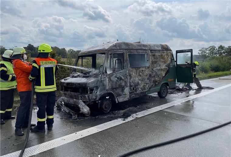Reeßum: Wohnmobil brennt auf der Hansalinie Das Wohnmobil brannte völlig aus. Menschen kamen nicht zu Schaden.