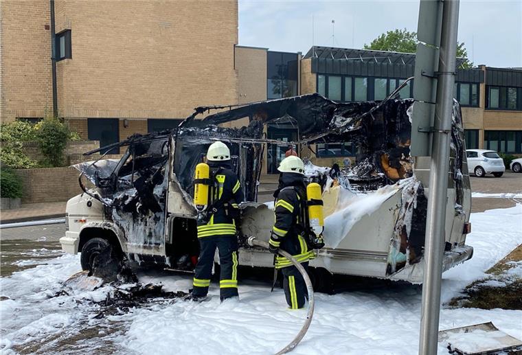 Geestland: Hund aus brennendem Wohnmobil gerettet Das Wohnmobil wurde komplett von dem Feuer zerstört.