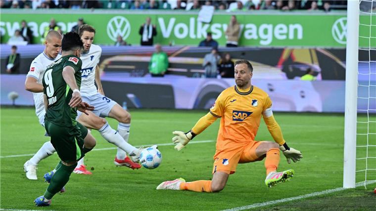 2:2 in Wolfsburg: Hoffenheim immer noch nicht gerettet Das Wolfsburger Führungstor: Mohamed Amoura bringt den Ball in die Mitte, Leo Östigaard (l) trifft ins eigene Tor.