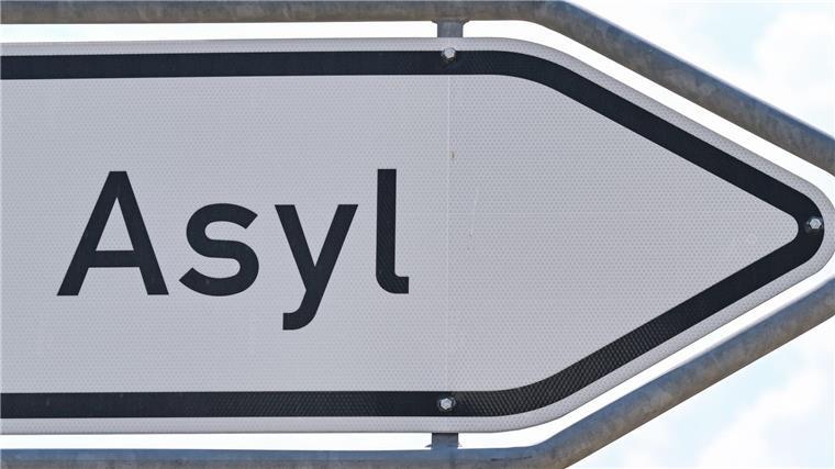 Weniger Aufnahmeplätze des Landes für Flüchtlinge Das Wort „Asyl“ steht auf einem Wegweiser.