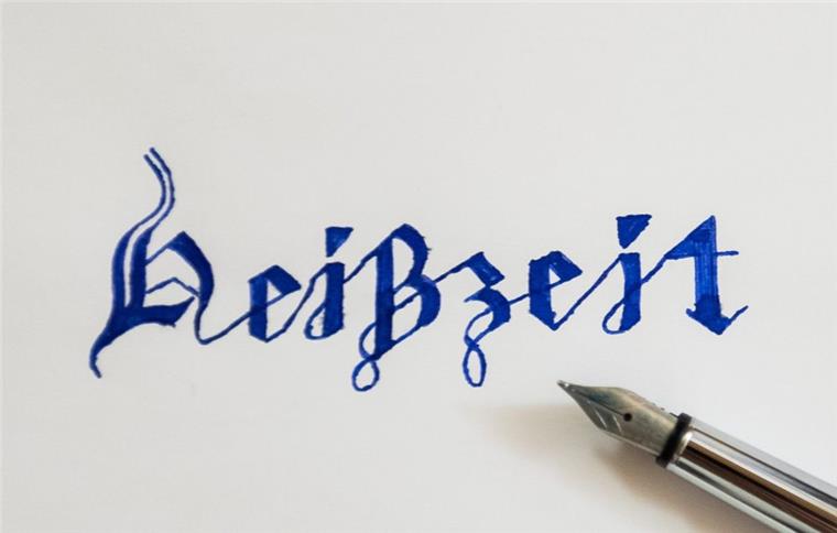 "Heißzeit" ist das Wort des Jahres 2018 Das Wort des Jahres 2018 "Heißzeit" steht neben einem Füller auf einem Blatt Papier geschrieben.