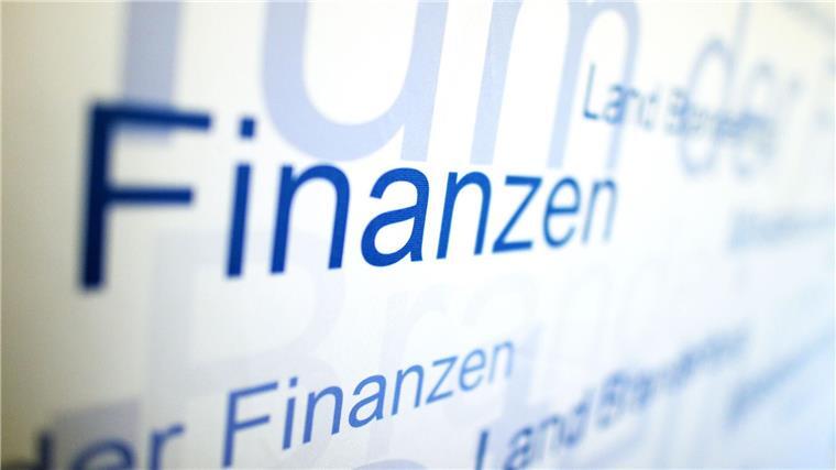 Das Wort „Finanzen“ im Finanzministerium in Potsdam.