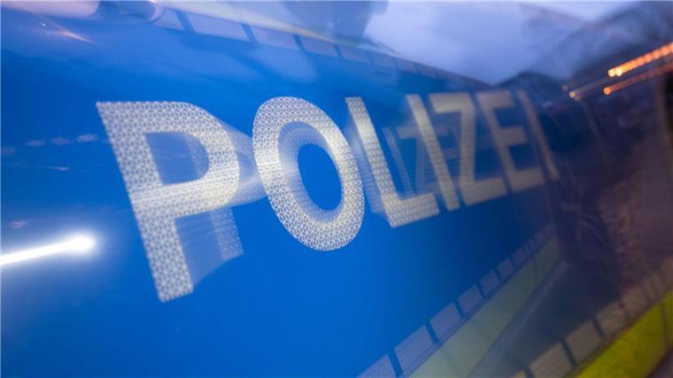 Motorradfahrer prallt in abbiegenden Wagen und wird verletzt Das Wort Polizei ist auf der Karosserie eines Polizeifahrzeugs zu sehen.