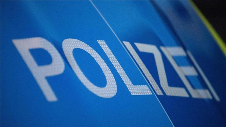 Fund von Kinderleiche: Keine Hinweise auf Fremdverschulden Das Wort Polizei ist auf der Karosserie eines Polizeifahrzeugs zu sehen.