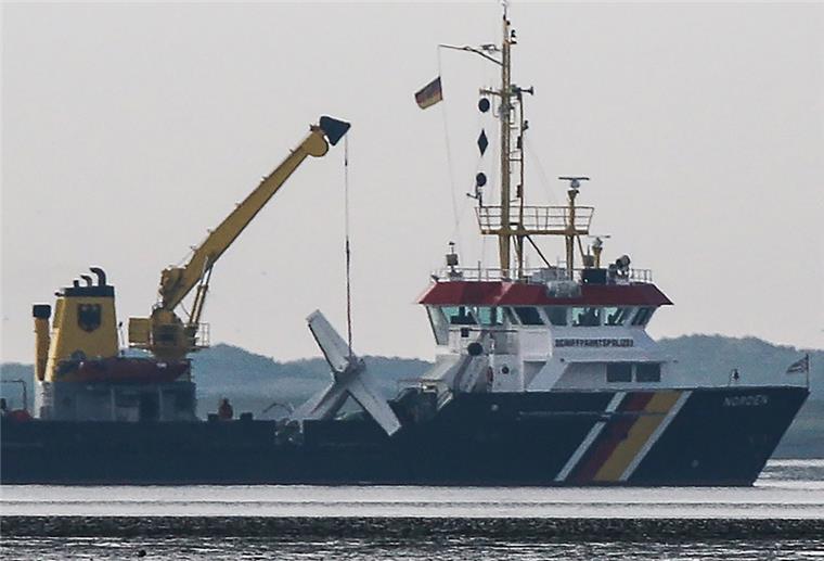 Norderney: Pilot beim Absturz eines Kleinflugzeugs getötet Das Wrack einer verunglückten Cessna hängt am Kran an Bord des Tonnenlegers „Norden“ nahe der Absturzstelle im Wattenmeer vor der Insel Norderney.
