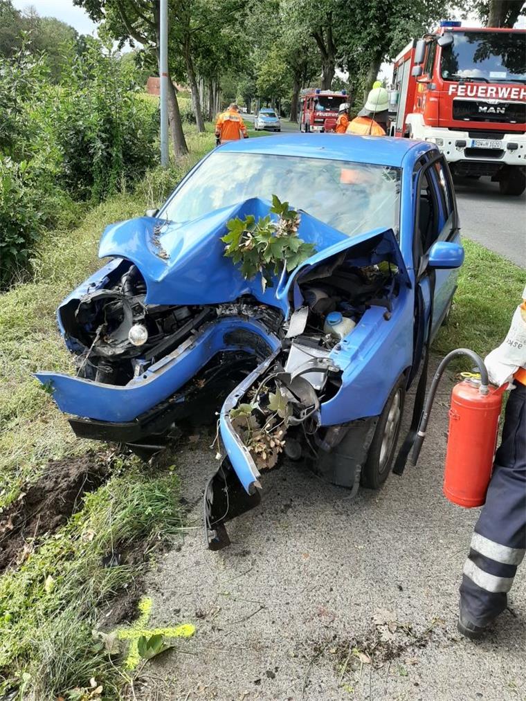Mann stirbt bei schwerem Autounfall im Landkreis Rotenburg Das zerstörte Auto an der Unfallstelle nahe Hellwege im Landkreis Rotenburg.