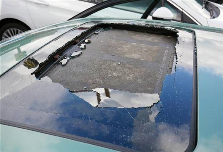 Sittensen: Unbekannter wirft Gegenstand von der Autobahnbrücke Das zerstörte Glasschiebedach eines Autos: Ein noch unbekannter Mann wird gesucht, der am Sonntag von einer Autobahnbrücke an der A1 einen Gegenstand auf die Fahrbahn geworfen hat.