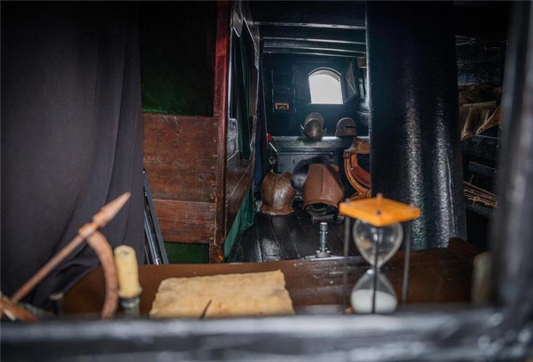 Das Zimmer des Kapitäns auf der „Nao Victoria“ sieht aus, als würde es tatsächlich aus dem 16. Jahrhundert stammen.