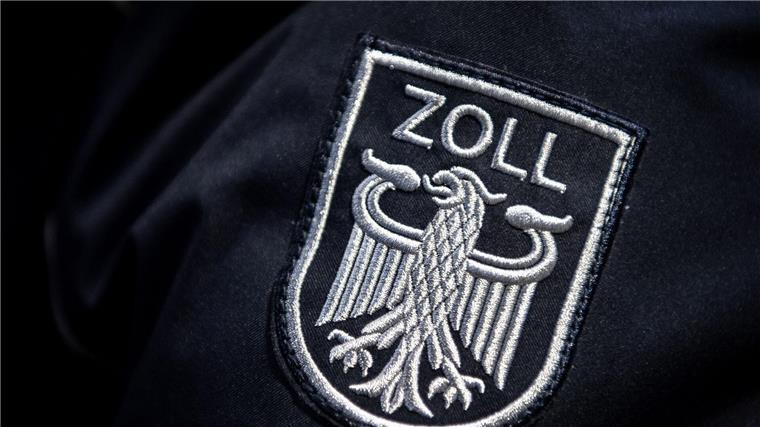 Das Zoll Abzeichen auf der Uniform eines Beamten.