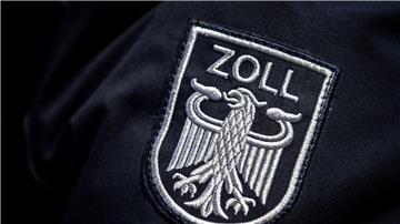 Das Zoll Abzeichen auf der Uniform eines Beamten.