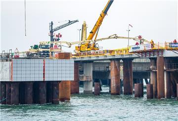 An den neu gebauten Anlegedalben für das zukünftige Importterminal für Flüssigerdgas (LNG) finden Bauarbeiten statt.