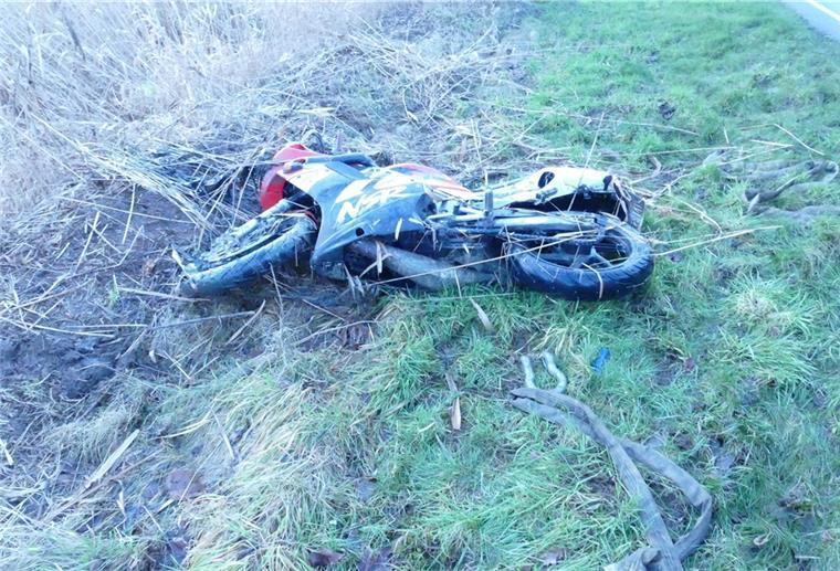 Schwerer Verkehrsunfall - junger Motorradfahrer wird schwer verletzt Das Zweirad des Verunfallten Jugendlichen musste vo der Feuerwehr geborgen werden.