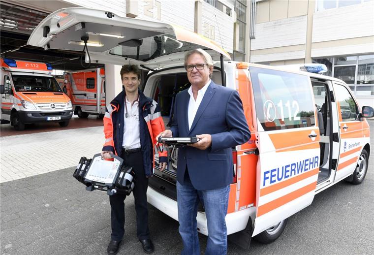 Das zweite Notarztfahrzeug ist ab Oktober auch nachts im Einsatz. Chefarzt Professor Oliver Radke (links) und Feuerwehr-Dezernent Jörn Hoffmann haben einen neuen Vertrag vereinbart.
