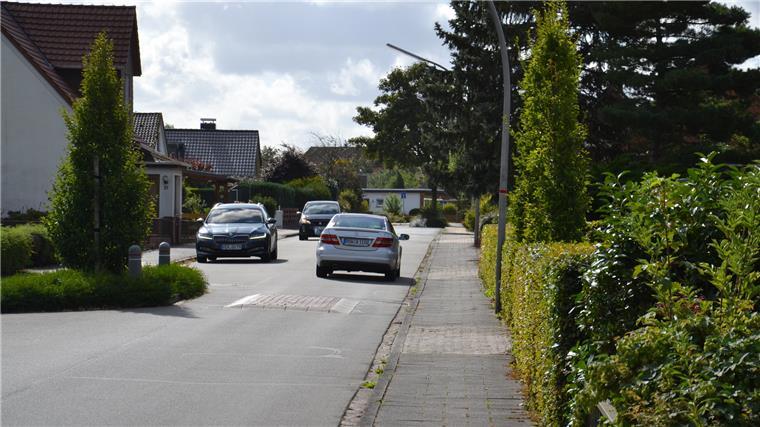Raserei in Bockel: Lösung liegt auf dem Tisch Das Aufpflasterungen überaus effektiv sind, das zeigt sich am Beispiel der Straßenzüge Auf dem Praun/In den Wiesen in Zeven. Die einst viel genutzte Abkürzung von der Bahnhofstraße zur Gartenstraße ist den Rasern verleidet, seit dort alle 300 Meter eine Aufpflasterung mit Pflanzinsel für Beruhigung sorgen. Fotos: Kratzmann
